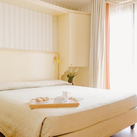 Hotel Liberty ロゼート・デッリ・アブルッツィ エクステリア 写真