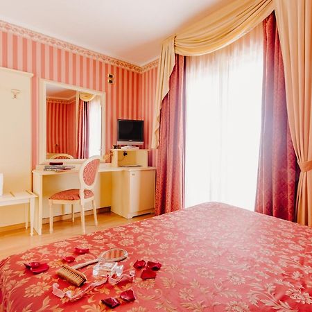 Hotel Liberty ロゼート・デッリ・アブルッツィ エクステリア 写真