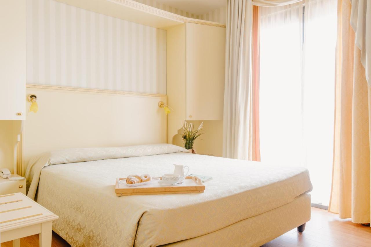 Hotel Liberty ロゼート・デッリ・アブルッツィ エクステリア 写真