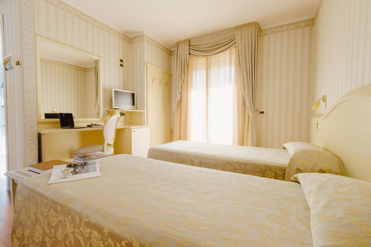 Hotel Liberty ロゼート・デッリ・アブルッツィ エクステリア 写真