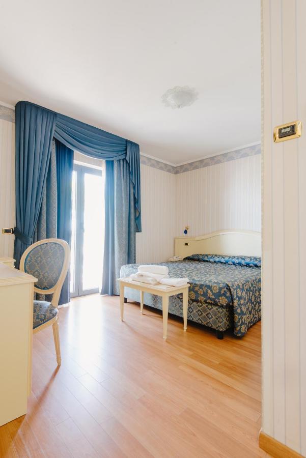 Hotel Liberty ロゼート・デッリ・アブルッツィ エクステリア 写真